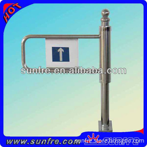 Pedestrian access control single pole swing barrier gate